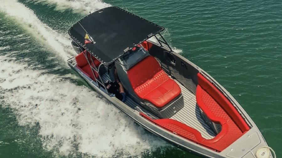 Lancha privada Seahub navegando en aguas verdes cerca de Cartagena